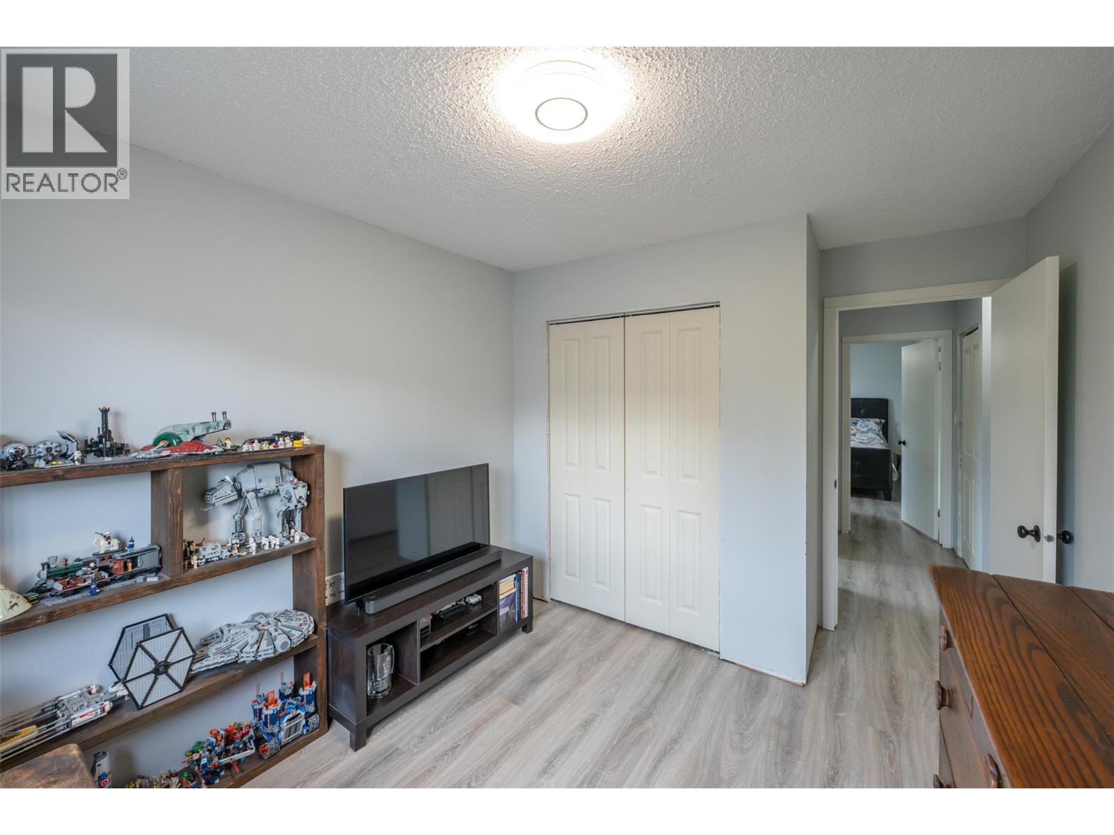 7503 HOWIS Crescent, Summerland