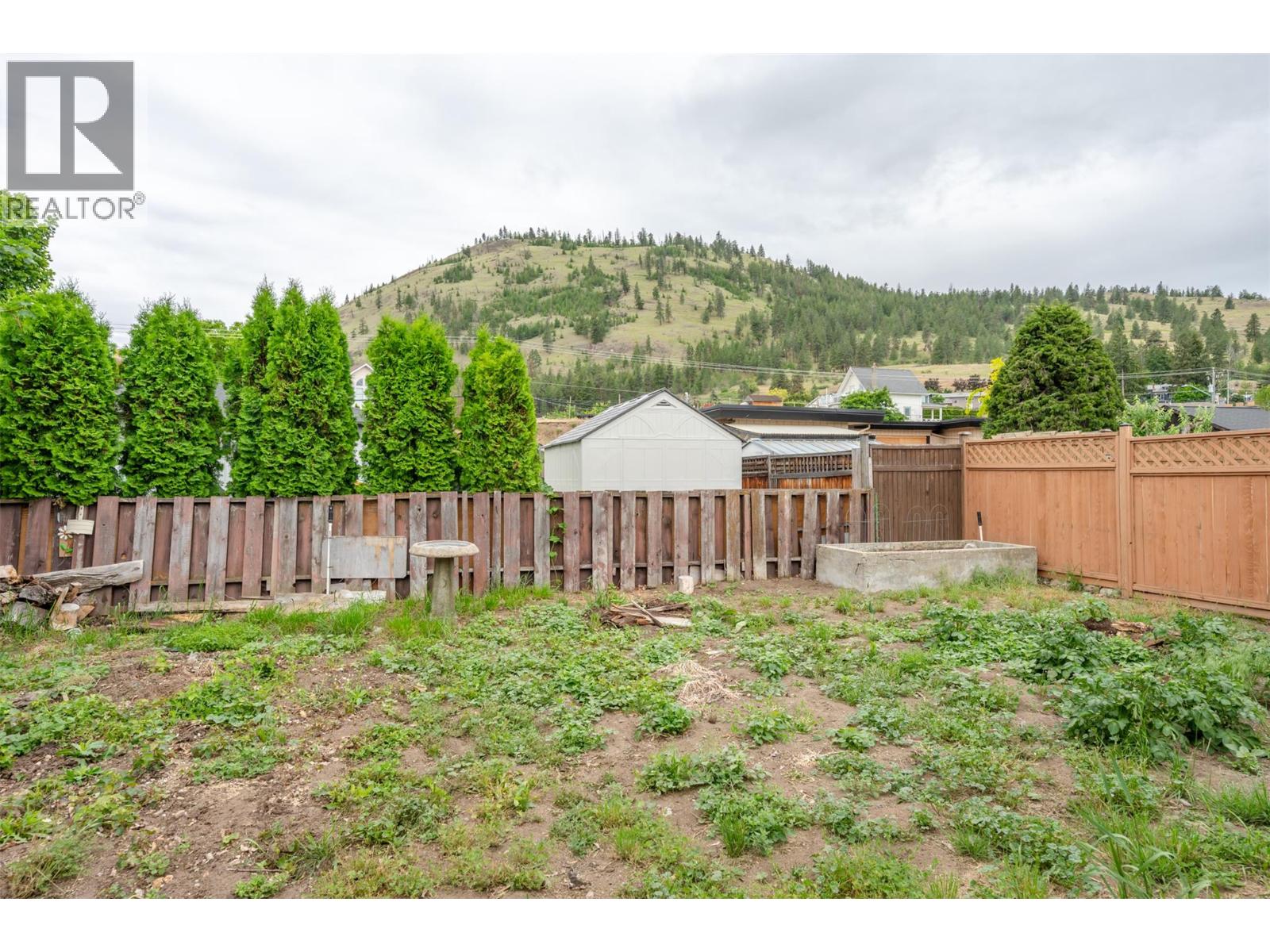 7503 HOWIS Crescent, Summerland