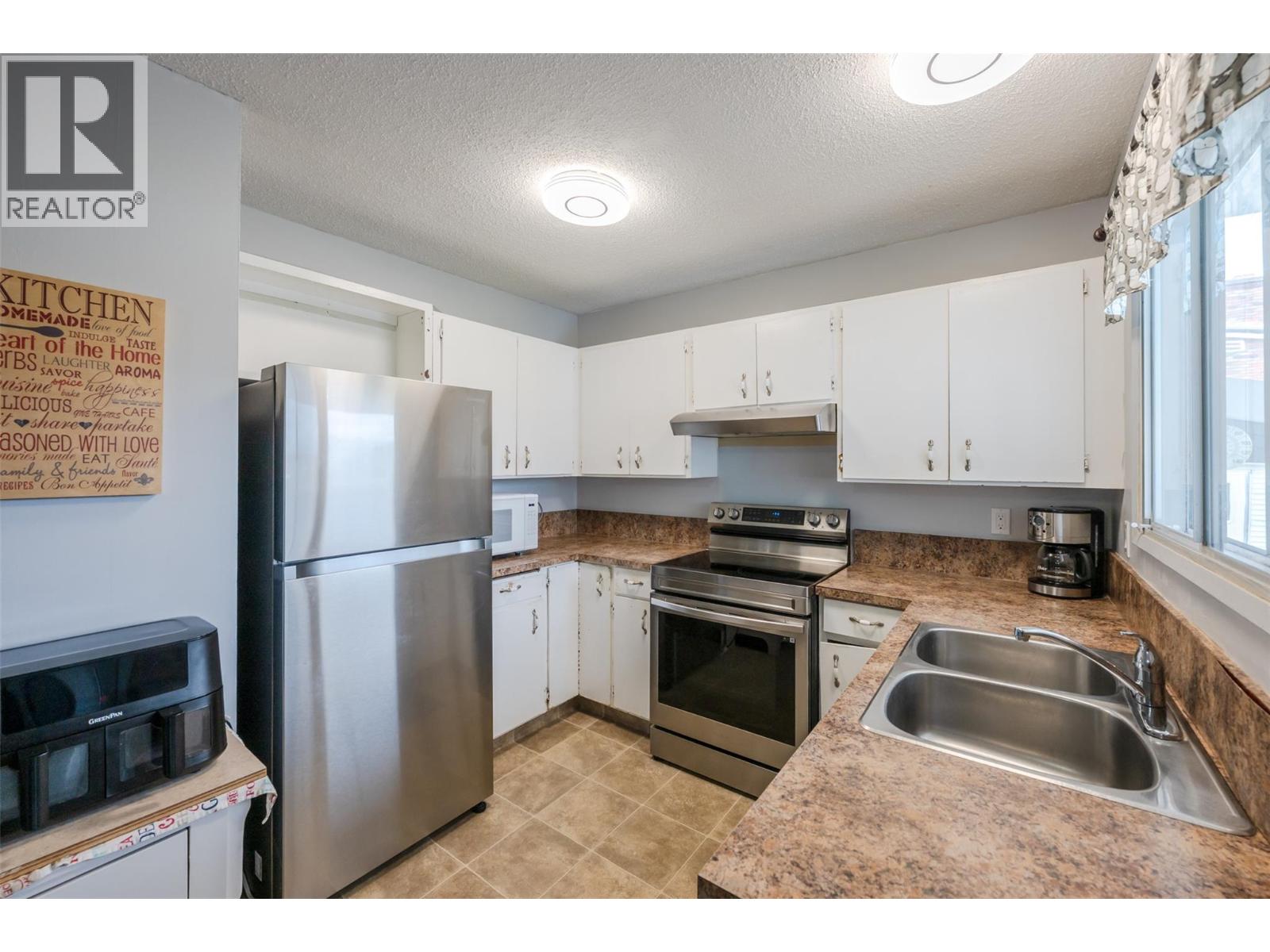 7503 HOWIS Crescent, Summerland