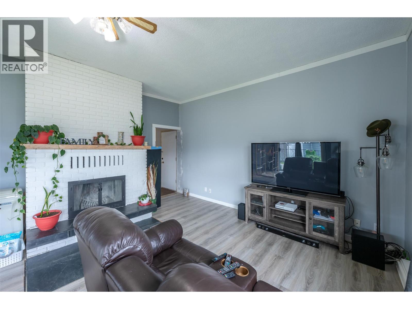 7503 HOWIS Crescent, Summerland