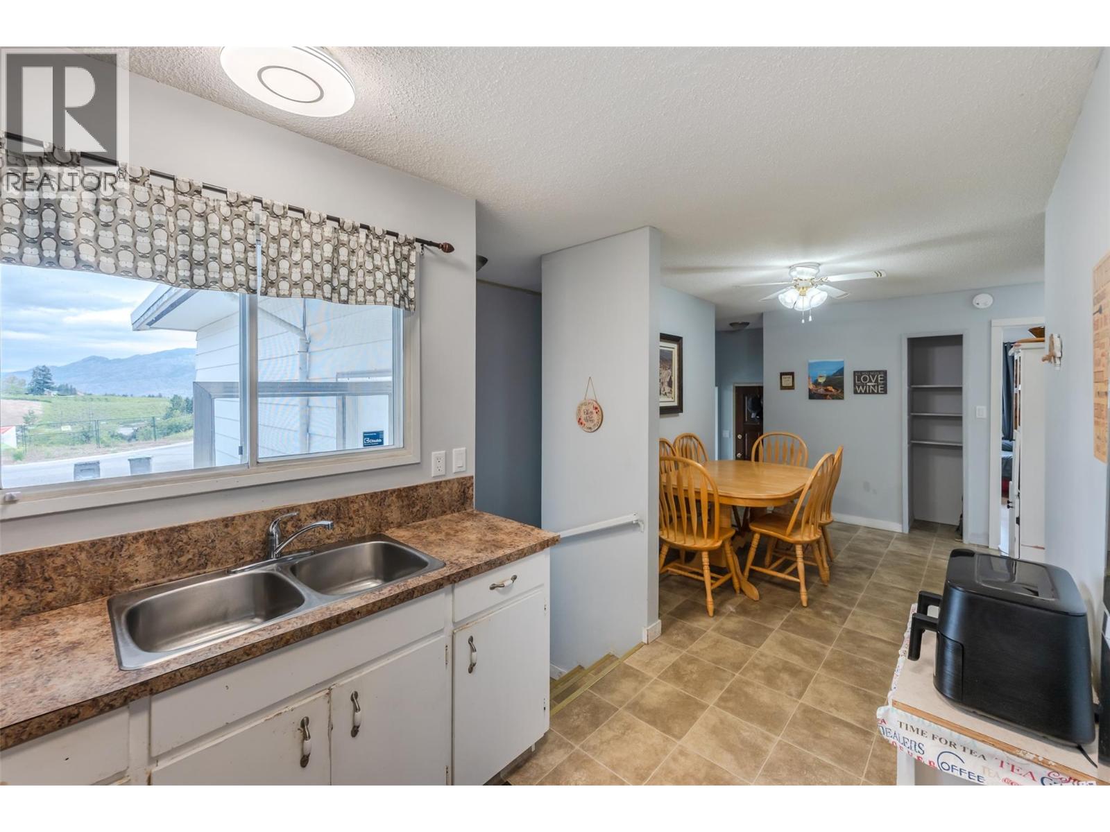 7503 HOWIS Crescent, Summerland