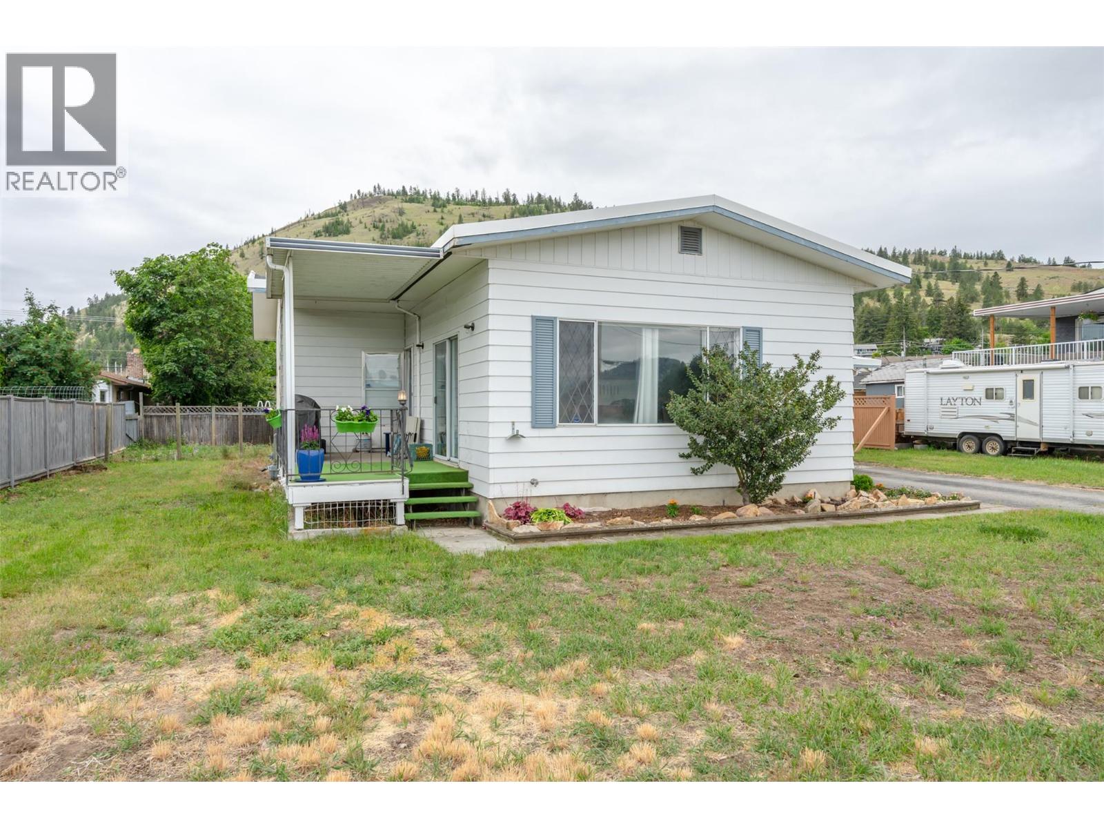 7503 HOWIS Crescent, Summerland