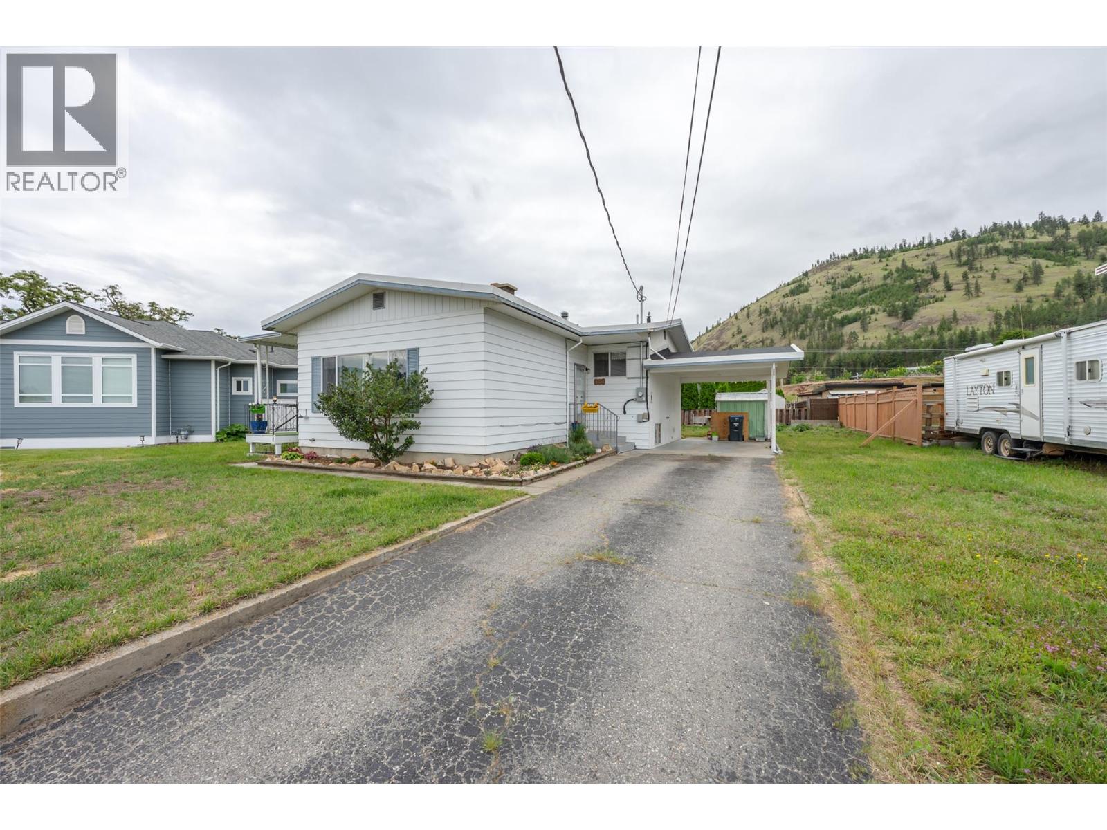 7503 HOWIS Crescent, Summerland