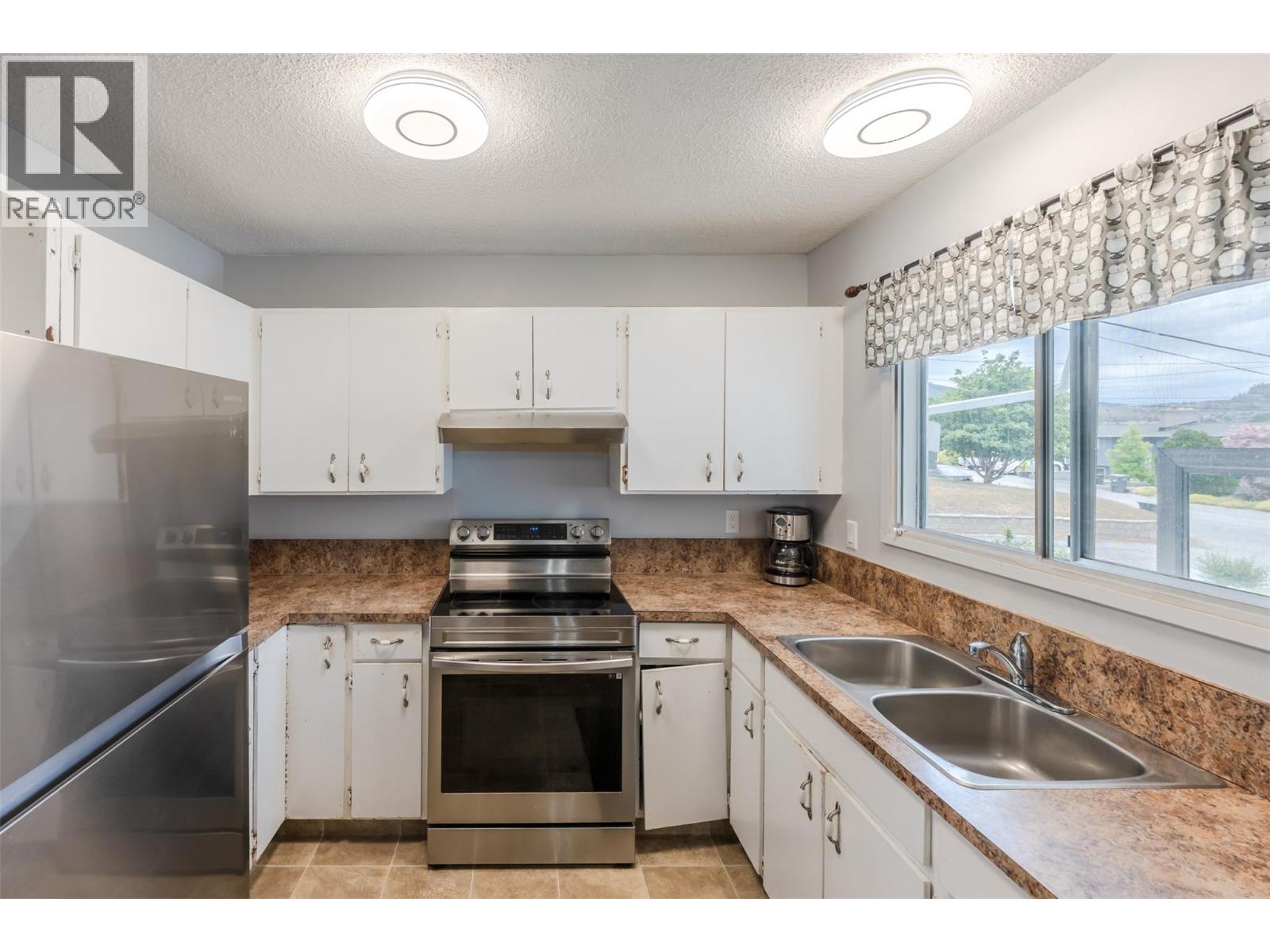 7503 HOWIS Crescent, Summerland