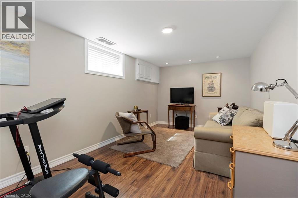 200 WOODVIEW Crescent - Image 32
