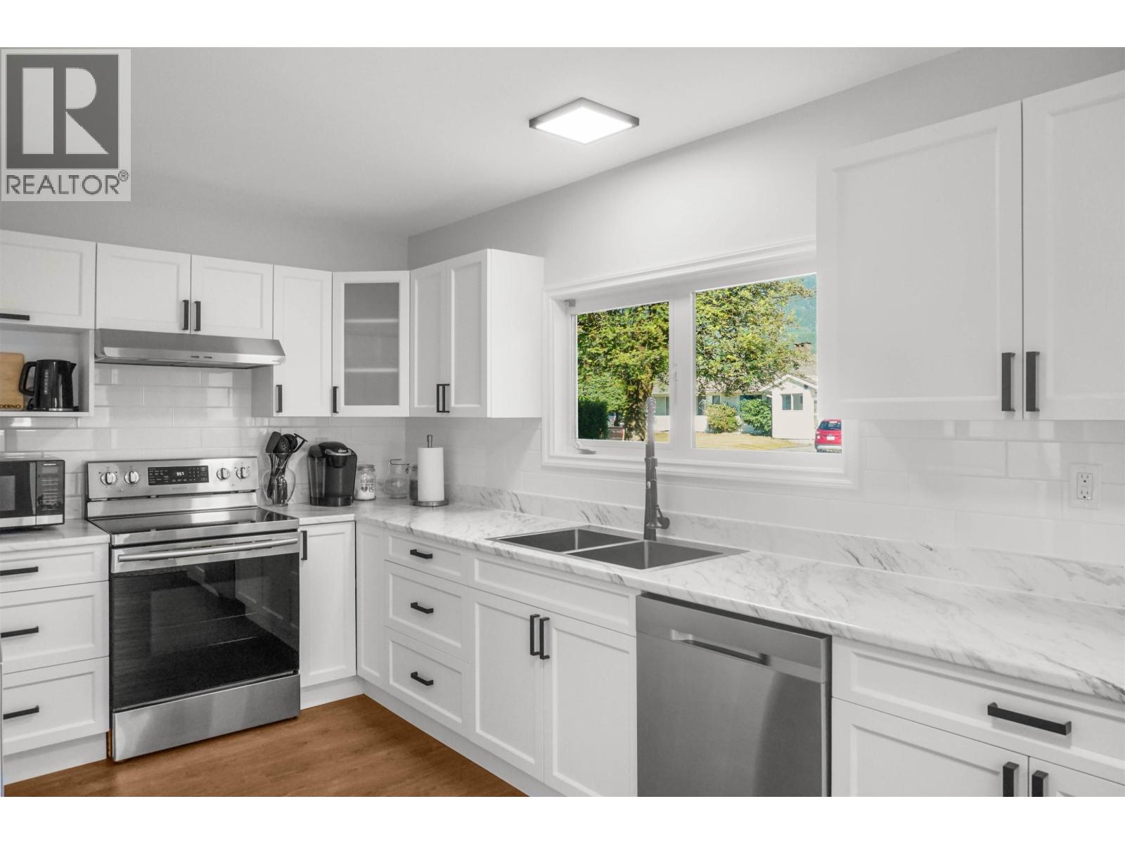 10 SKEENA STREET - 3