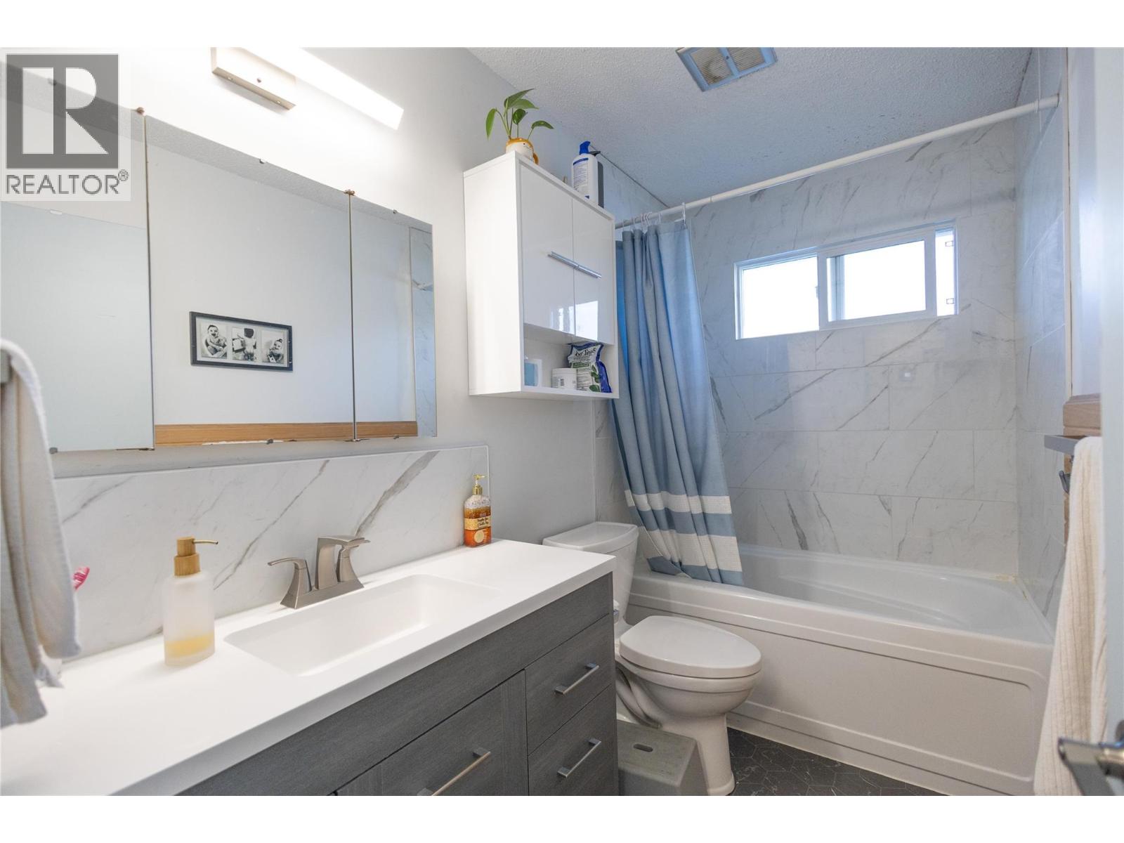 4305 24 Street - 38