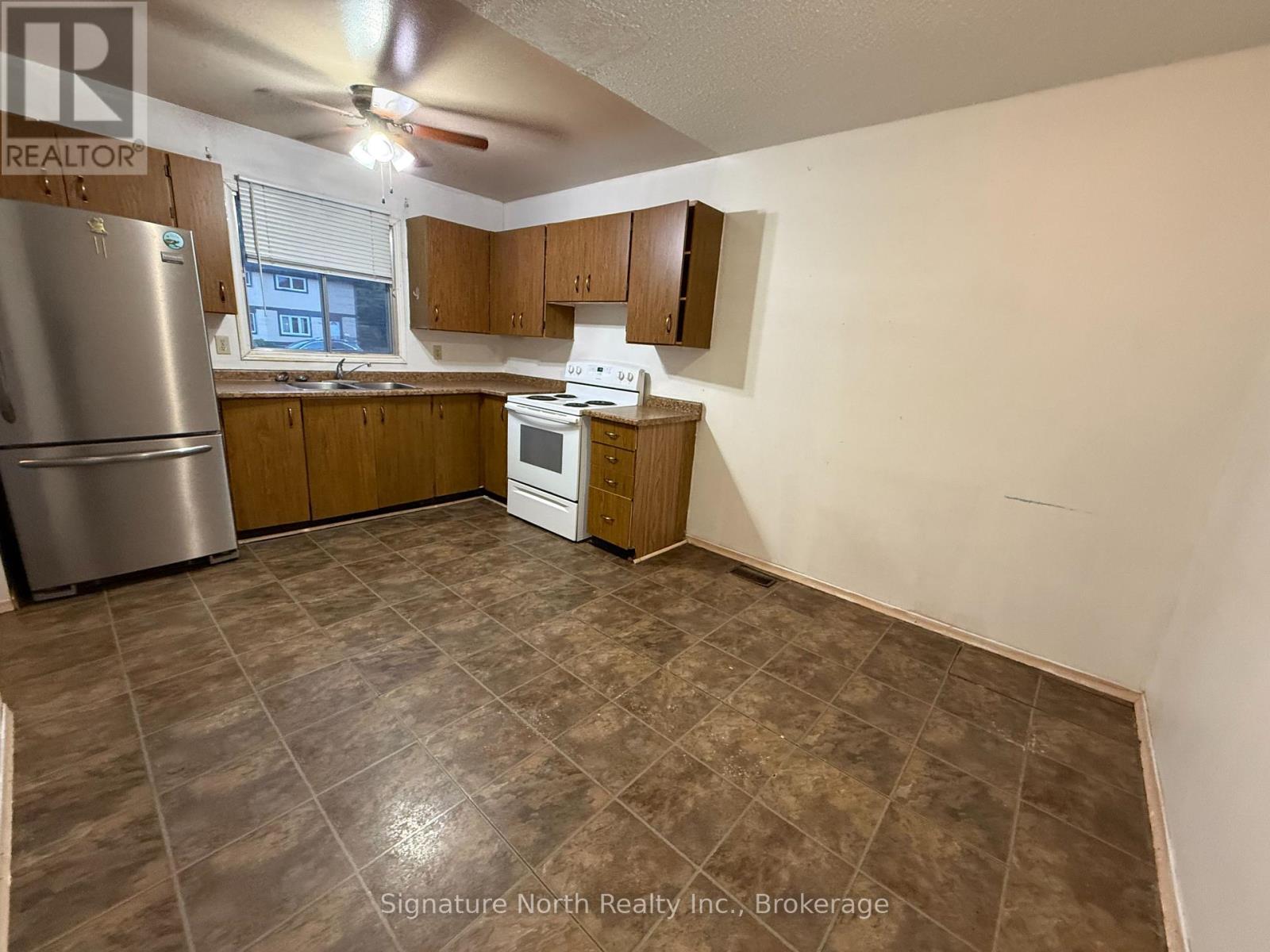 392 Wentworth Crescent, Thunder Bay (County Park), Ontario, P7A7S8, Thunder Bay (County Park), Ontario — photo 3 of 5