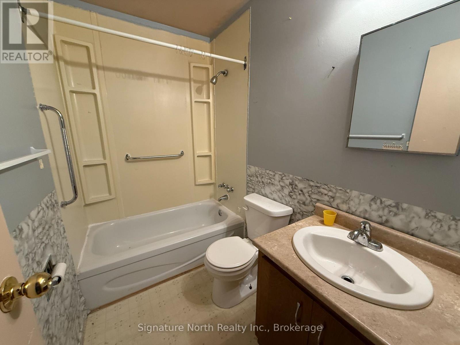 392 WENTWORTH CRESCENT - 6