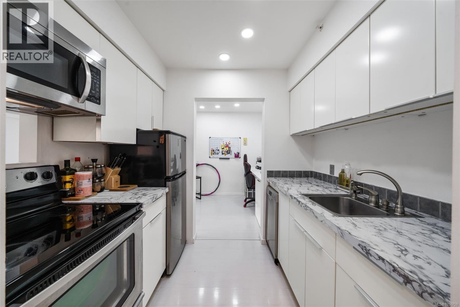 #105 2757 Quadra St - Image 11