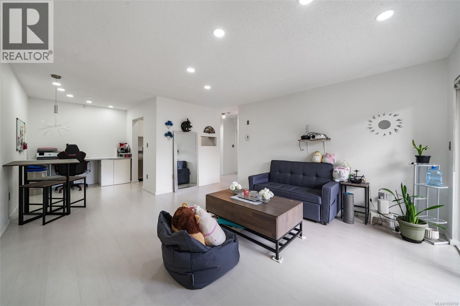 #105 2757 Quadra St - Image 4