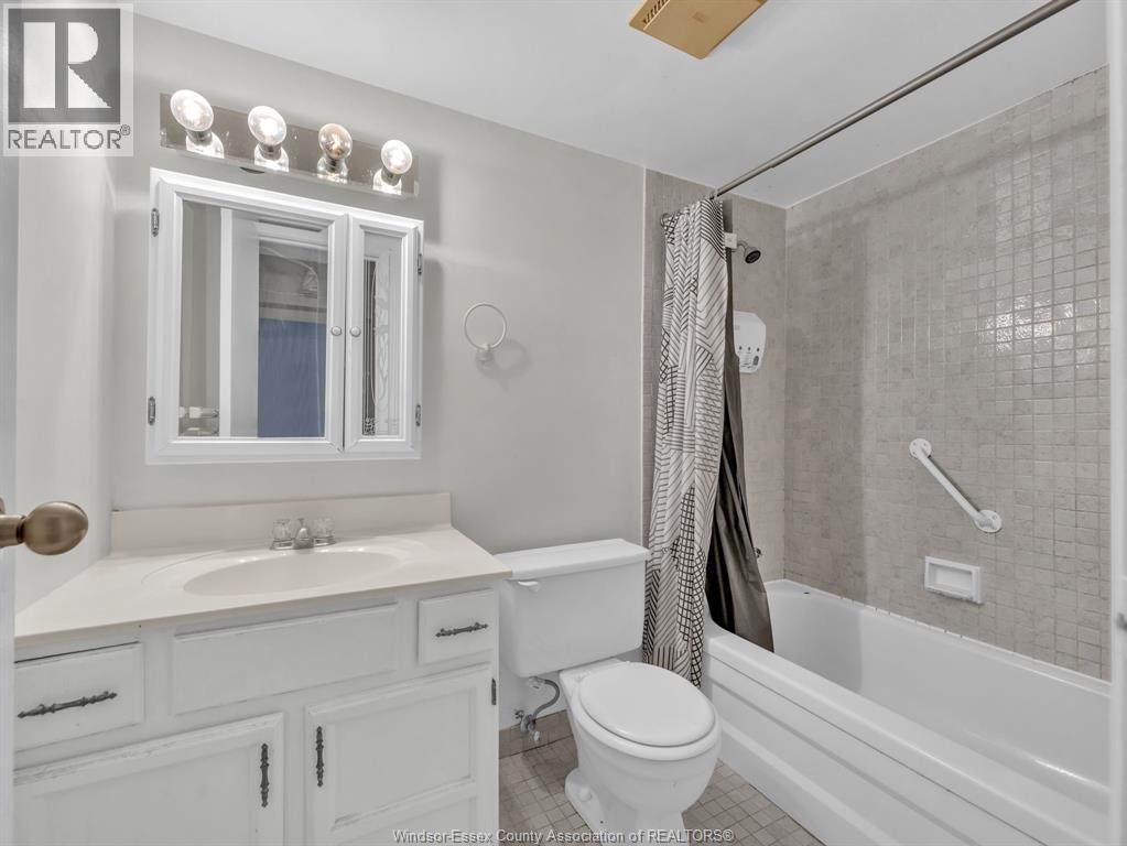 3936 Wyandotte Street East — photo 16