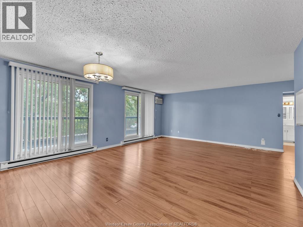 3936 Wyandotte Street East — photo 11