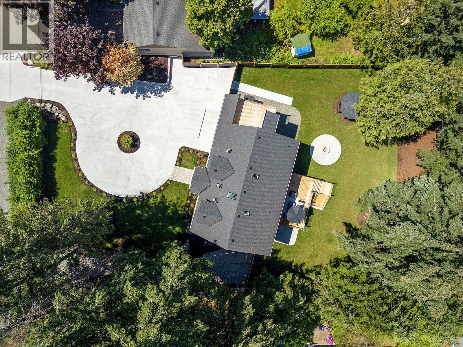 177 Sunningdale Rd E, Qualicum Beach