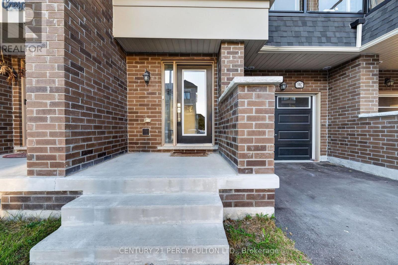 1982 Cameron Lott Crescent, Oshawa (Kedron), Ontario, L1L0S1, Oshawa (Kedron), Ontario — photo 3 of 5
