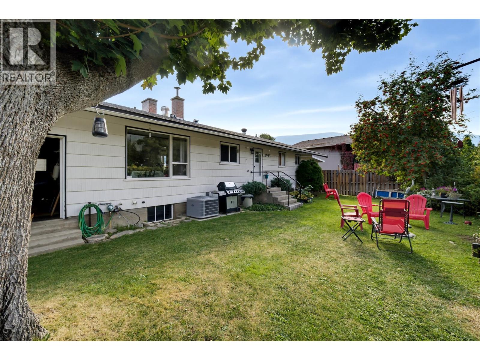 1230 Shuswap Avenue - 11