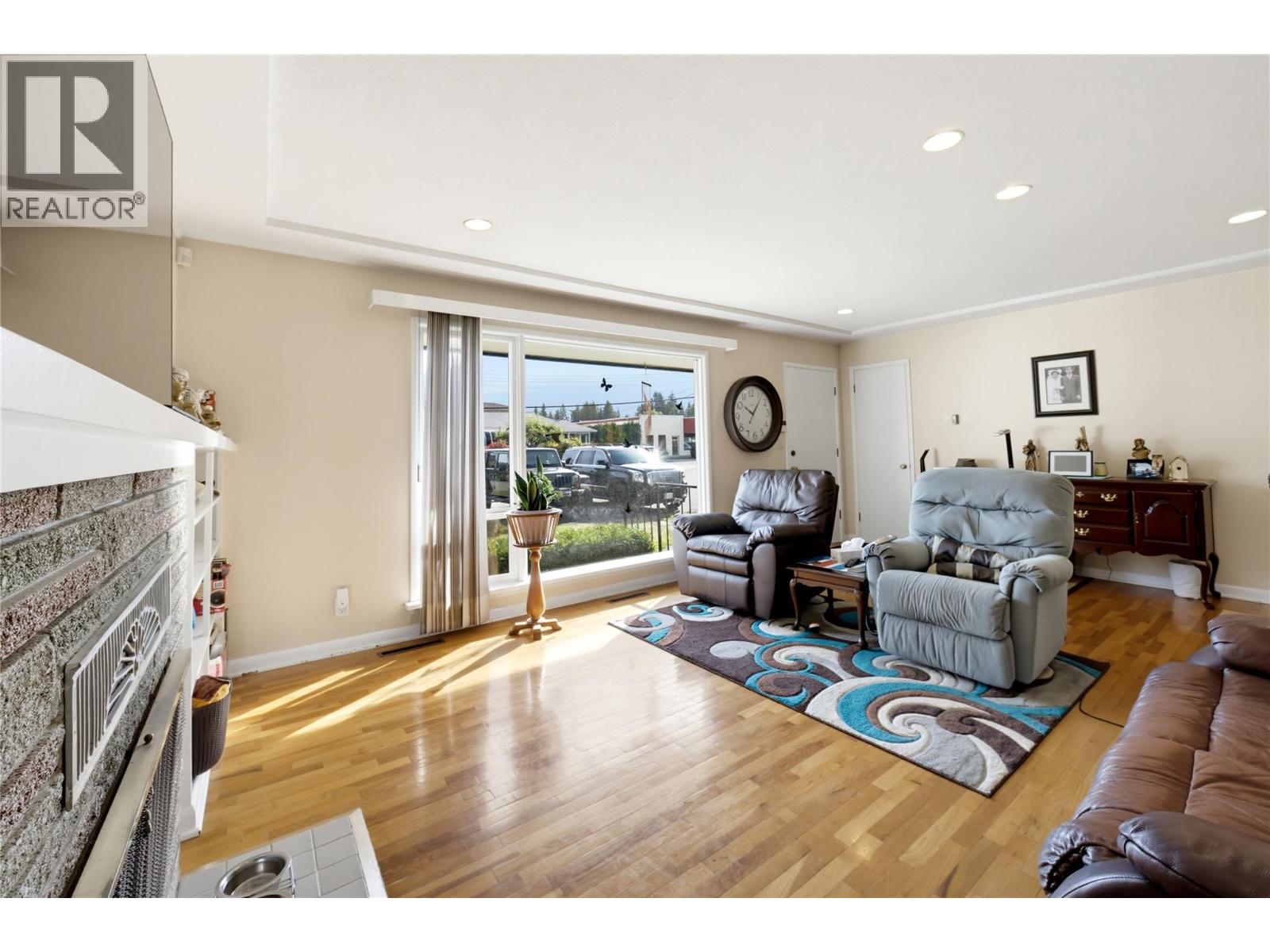 1230 Shuswap Avenue - 18