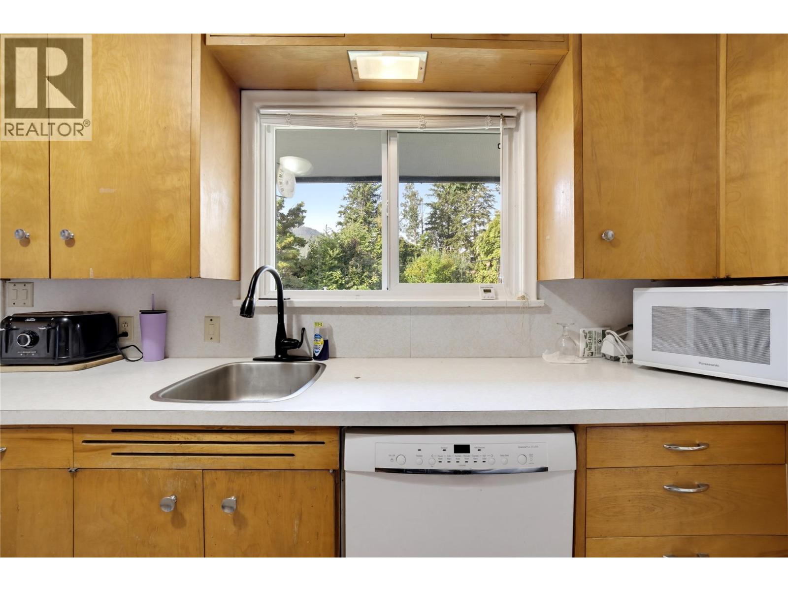 1230 Shuswap Avenue - 23