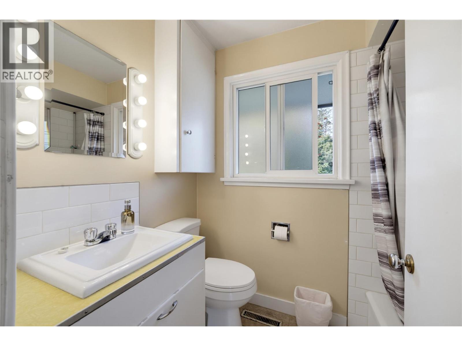 1230 Shuswap Avenue - 25