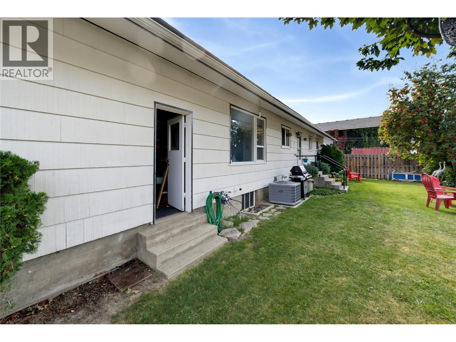 1230 Shuswap Avenue - 40