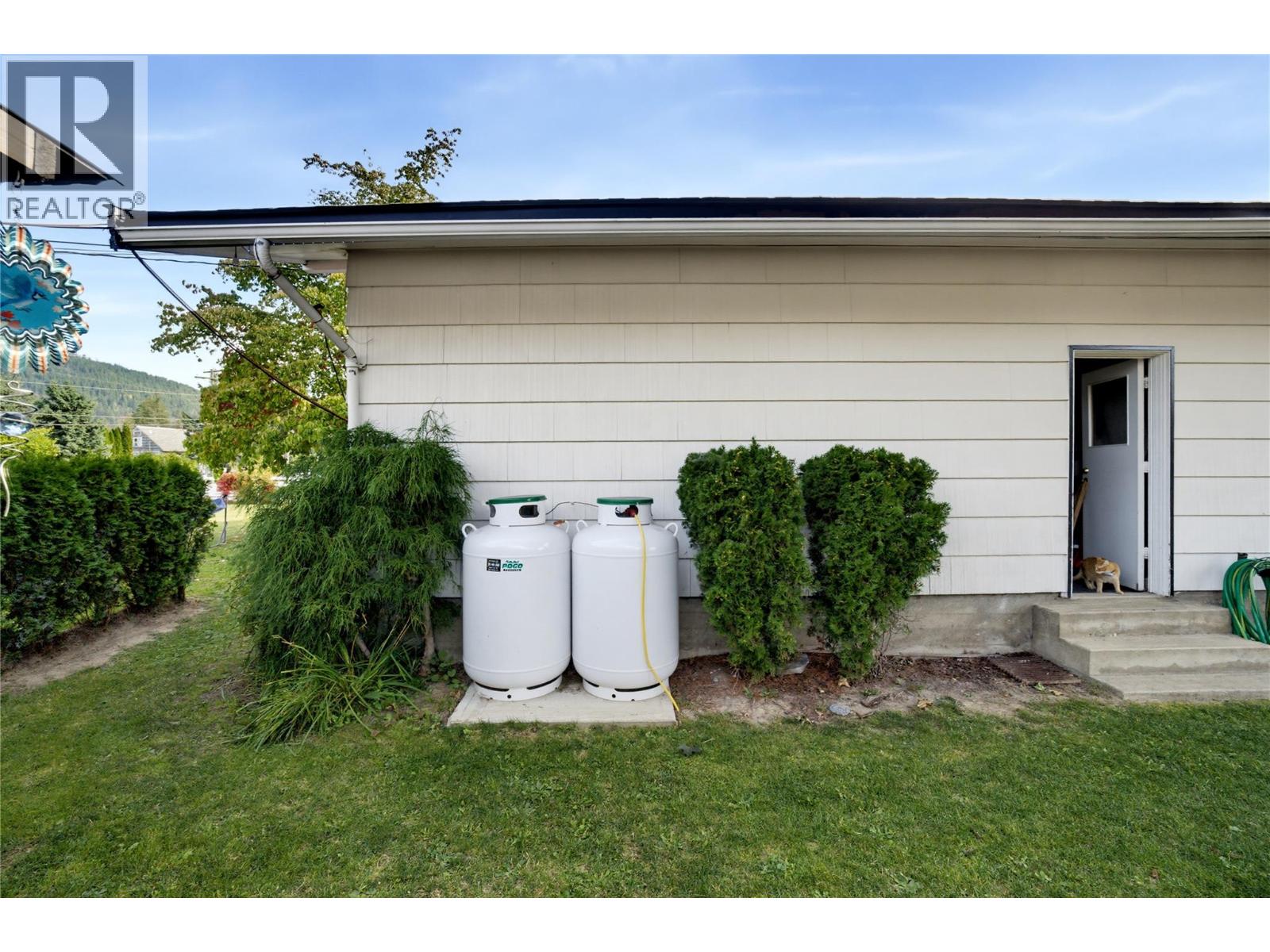 1230 Shuswap Avenue - 43