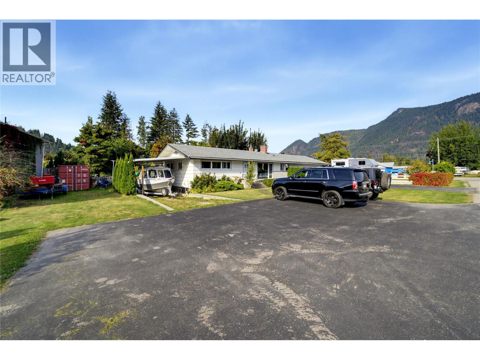 1230 Shuswap Avenue - Image 6