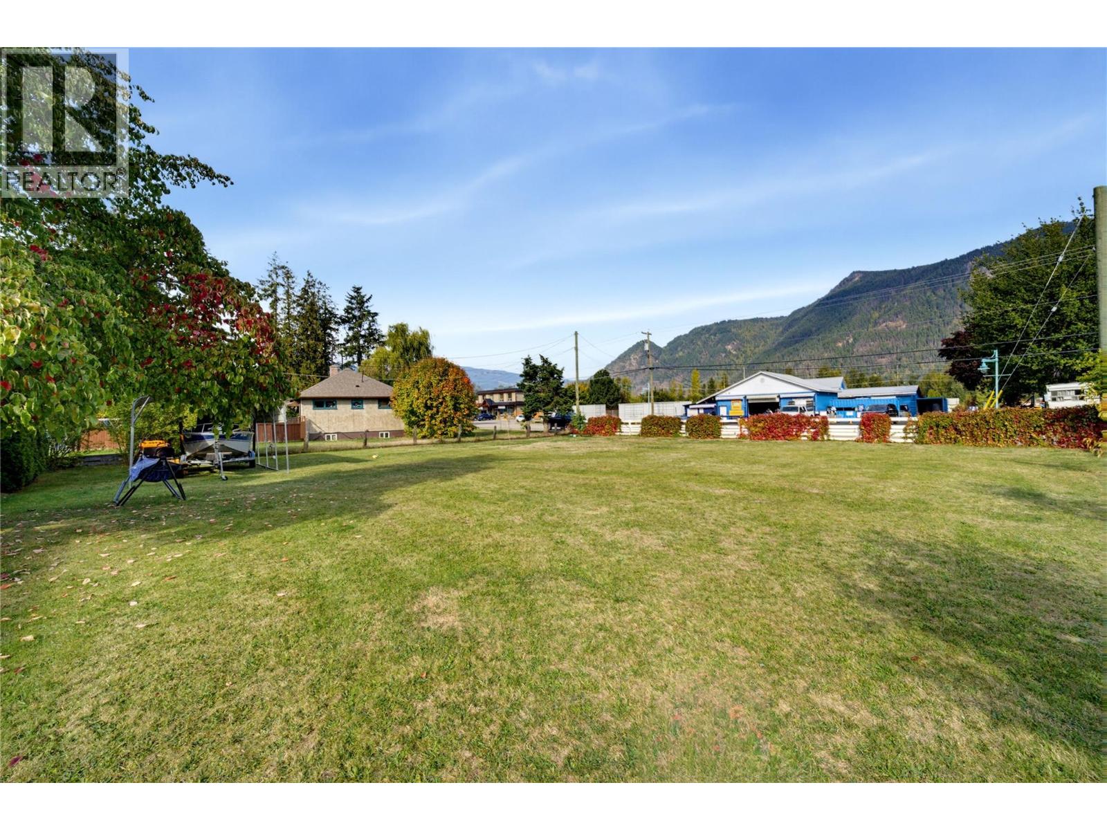 1230 Shuswap Avenue - 8