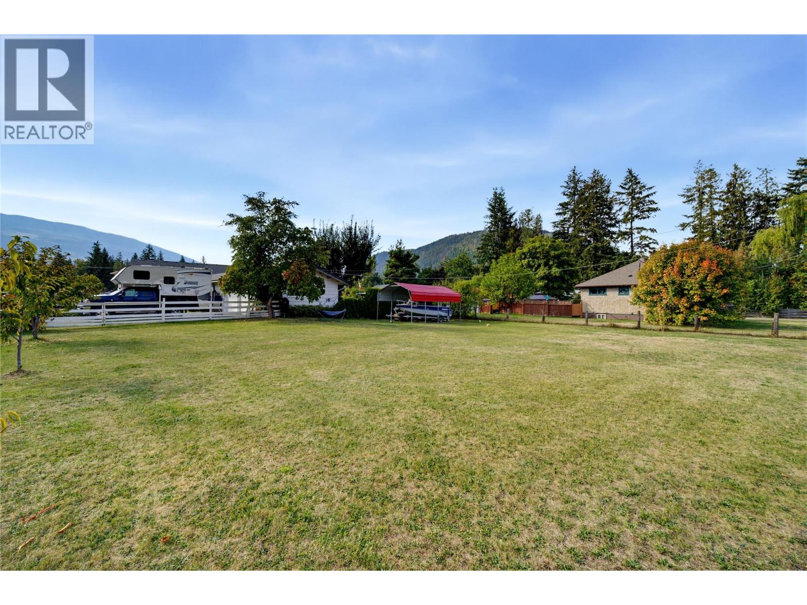 1230 Shuswap Avenue - 9