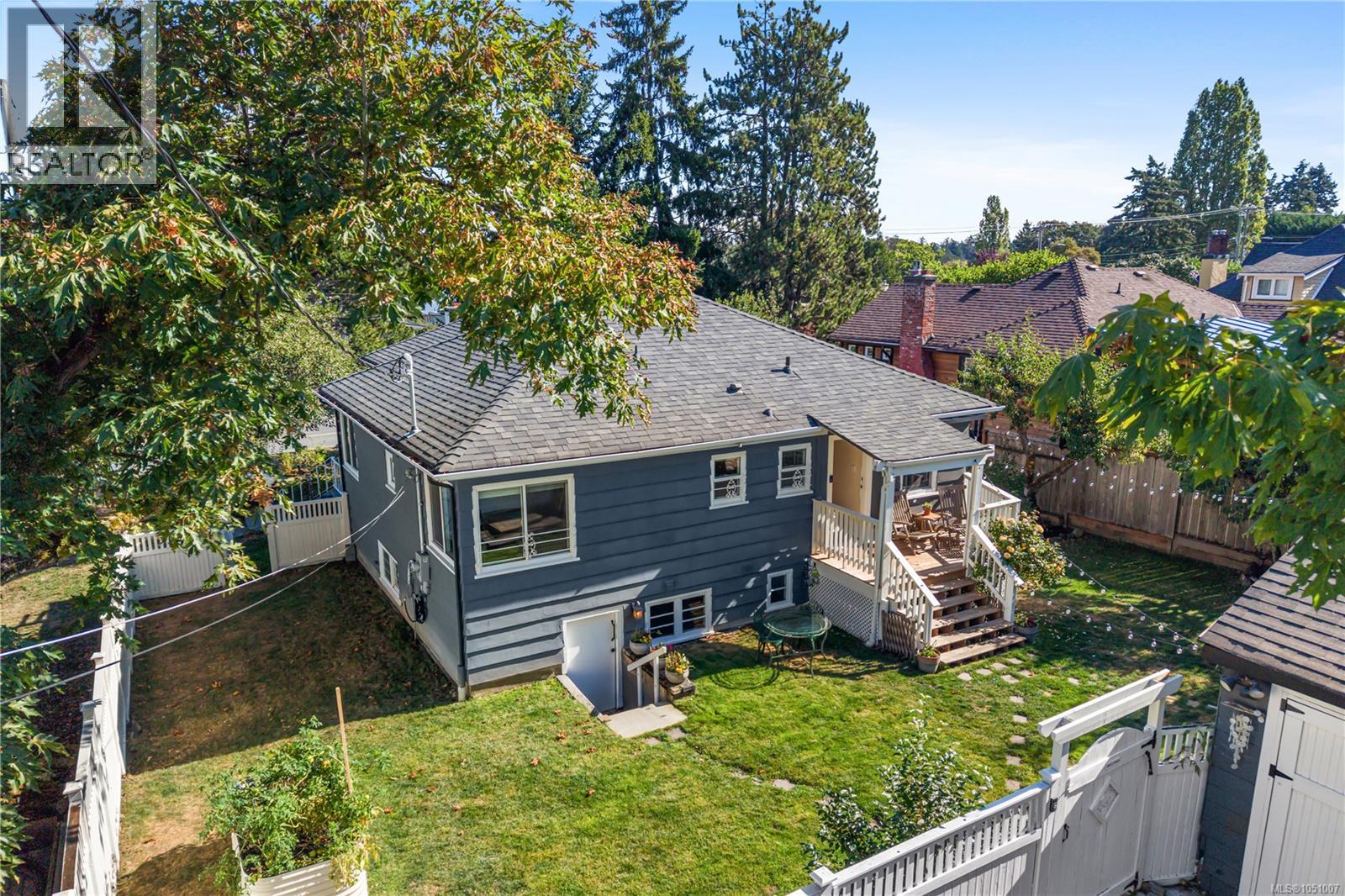741 Cowper St - 44
