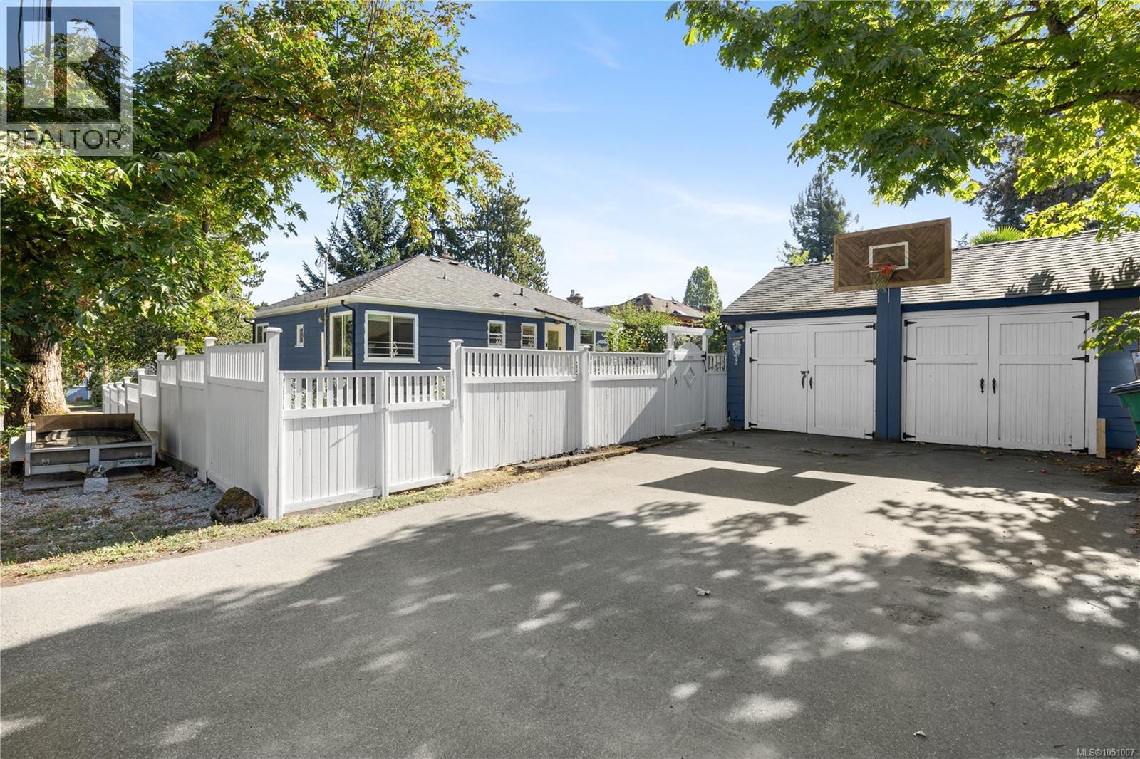 741 Cowper St - 40