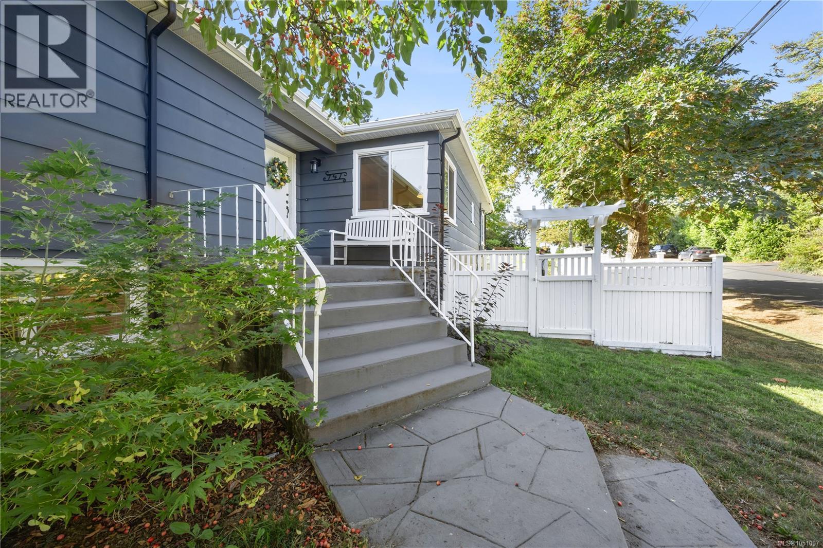 741 Cowper St - Image 45