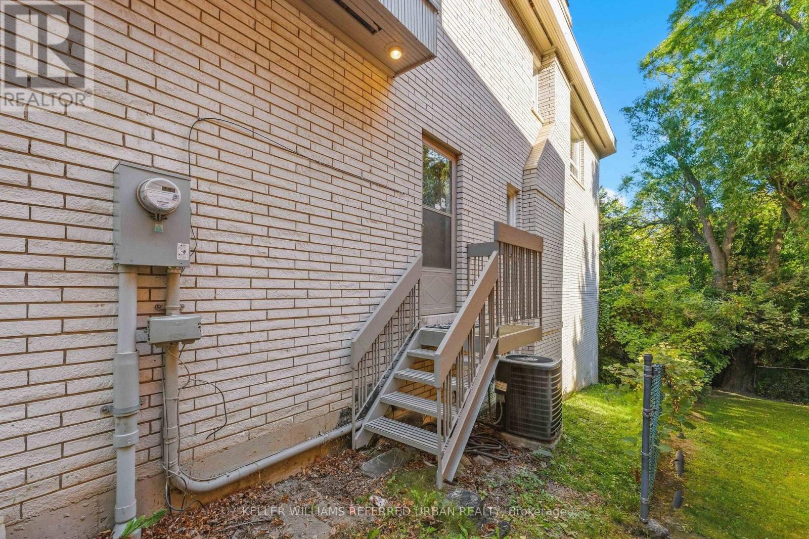 23 BROCKINGTON CRESCENT - 40