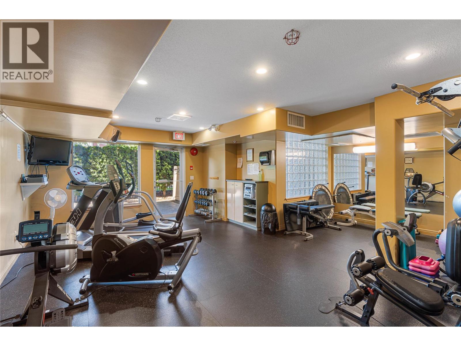 #405 970 LORNE Street - Image 8