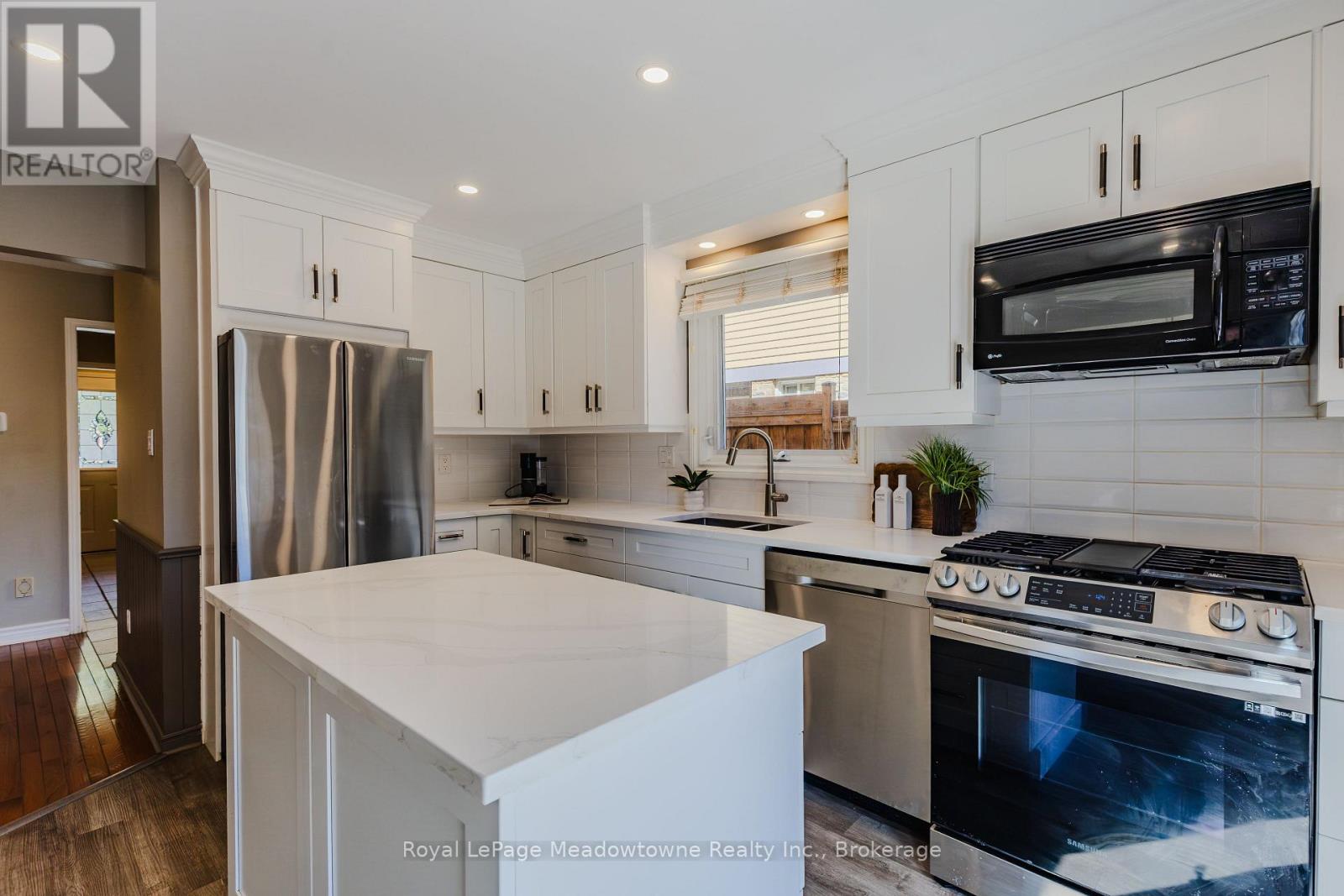 902 LAURIER AVENUE - 12