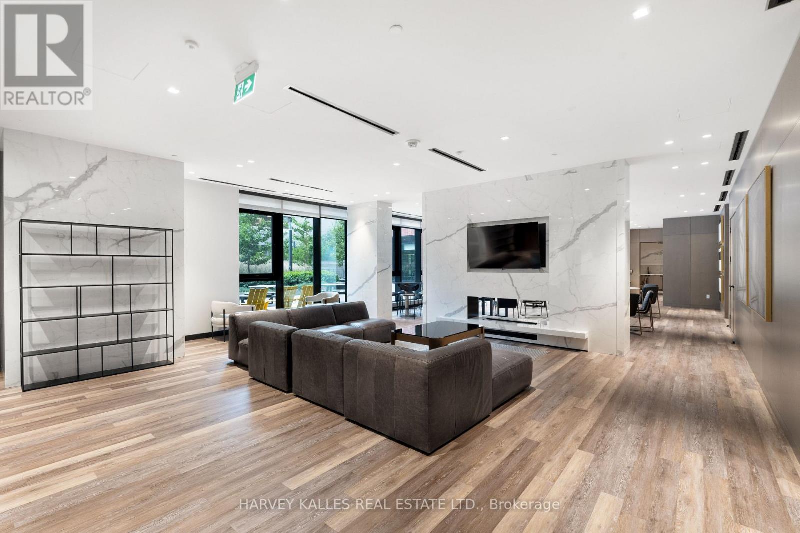 #1105 8 TIPPETT ROAD - 32
