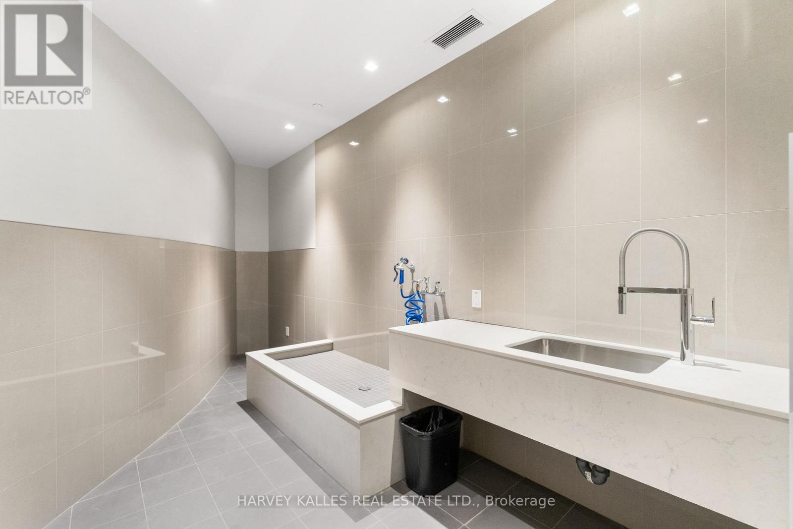#1105 8 TIPPETT ROAD - 36