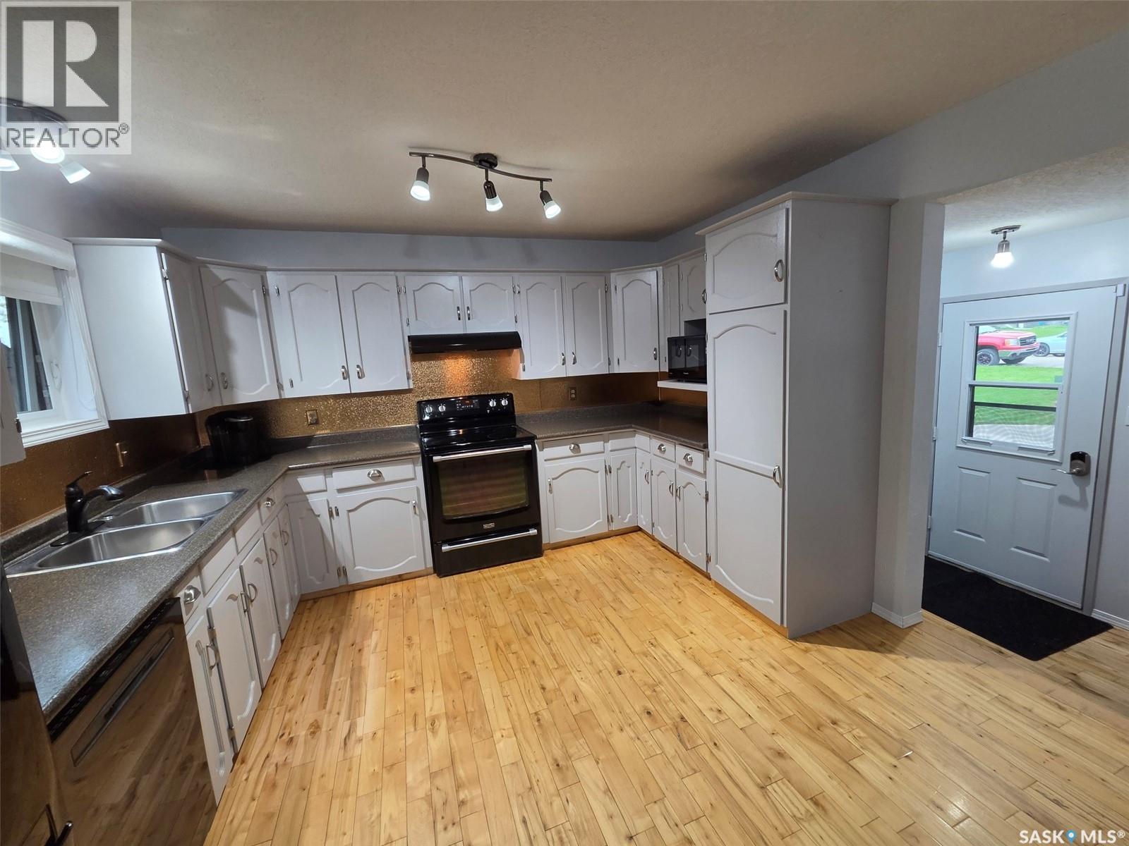 228 Railway AVENUE, Wawota — photo 4