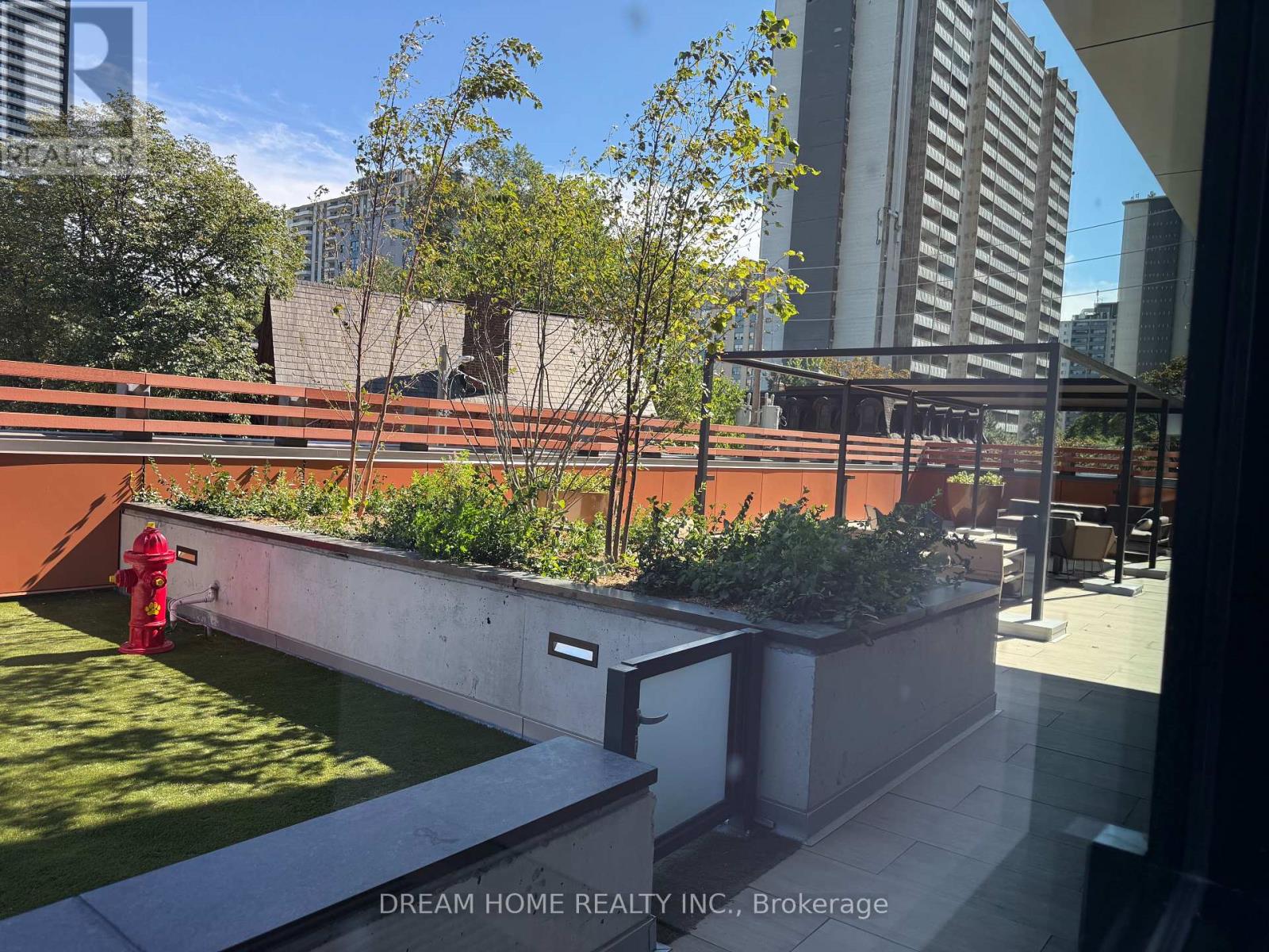 609 Sherbourne Street — photo 22