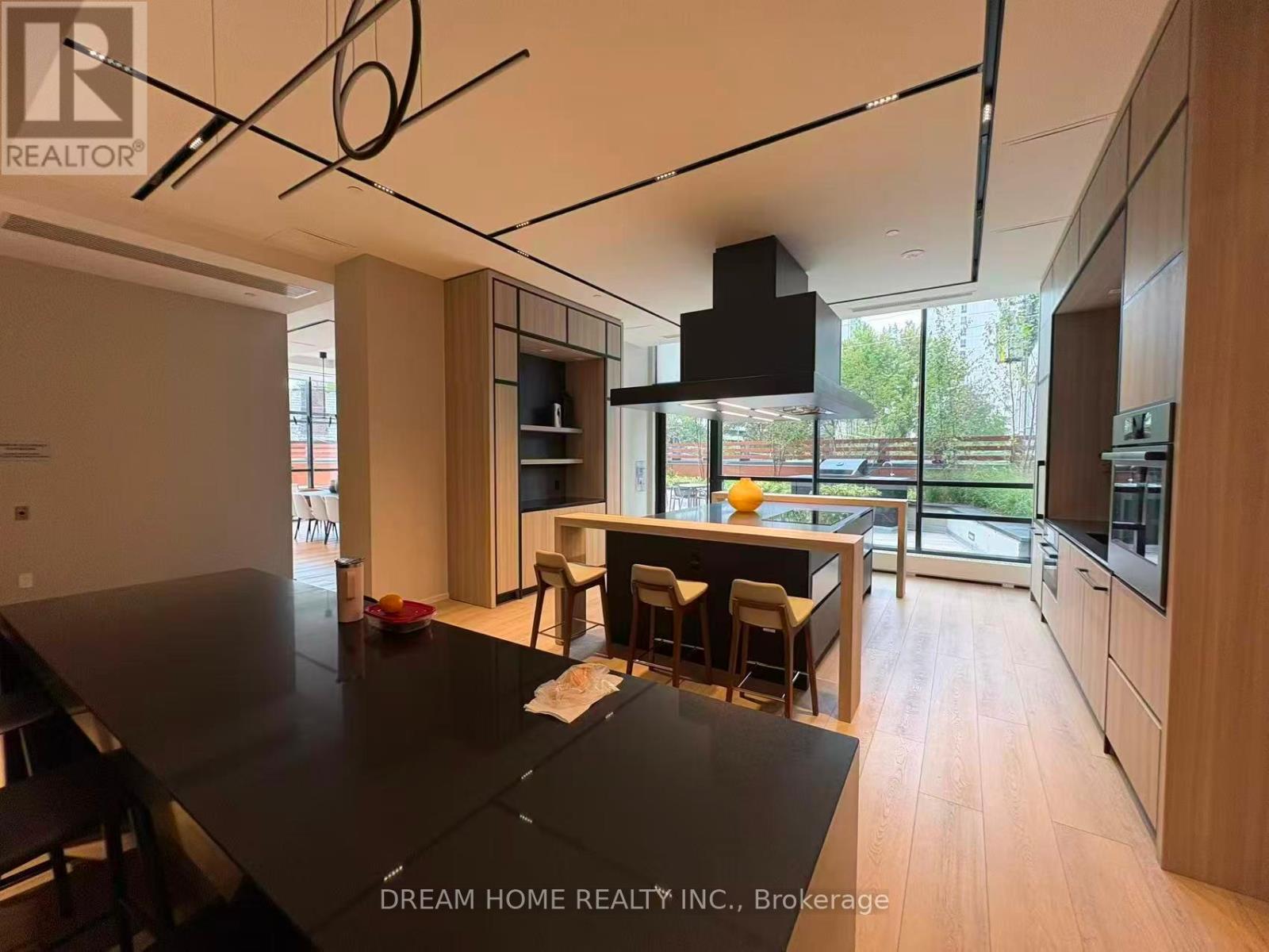 609 Sherbourne Street — photo 34