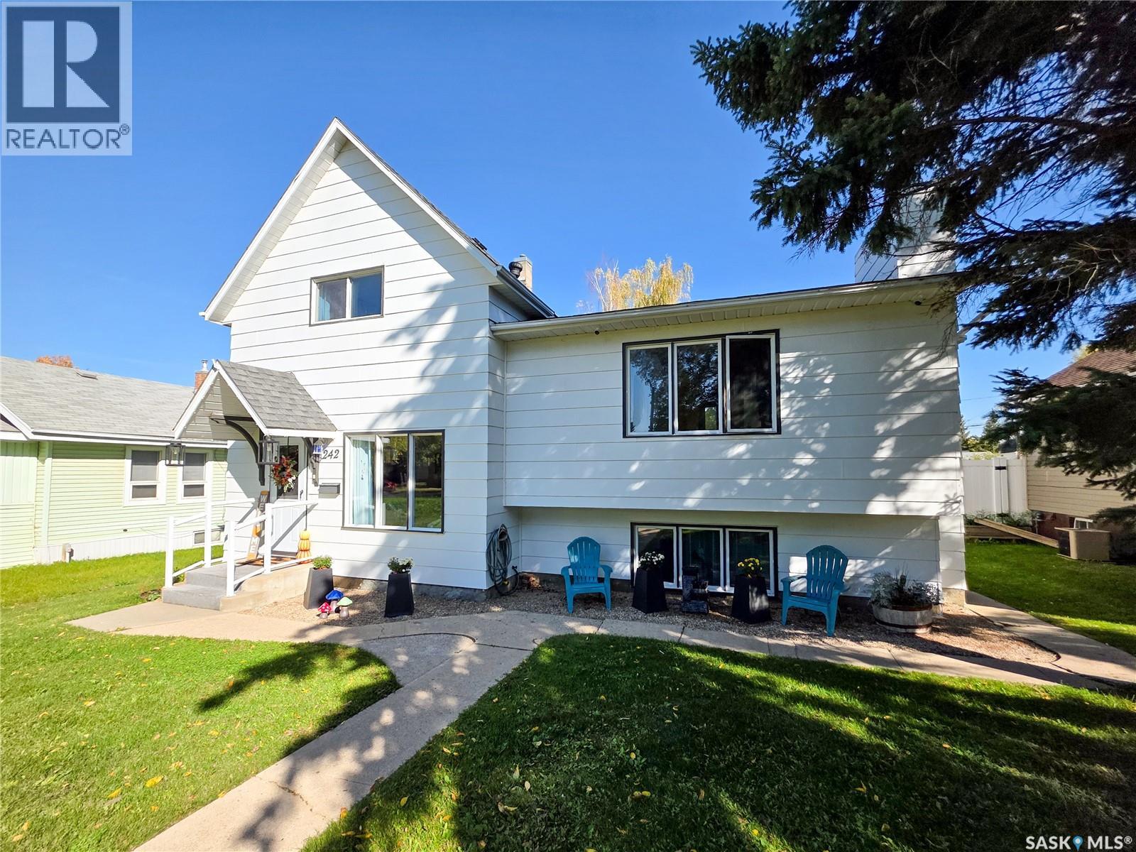 242 6th AVENUE E, Melville