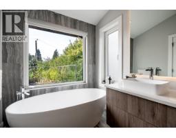955 Forest Hills Drive, North Vancouver, BC V7R1N4 Photo 23