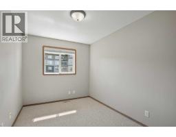 Living room - 127 - 129 Lyons Close, Red Deer, AB T4R3P6 Photo 14