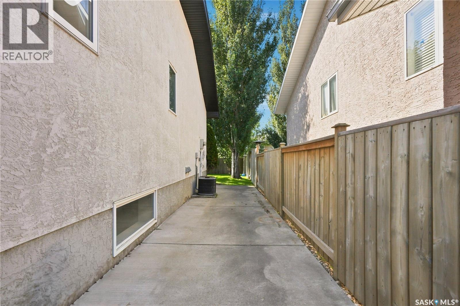 410 Bourgonje COURT - Image 37