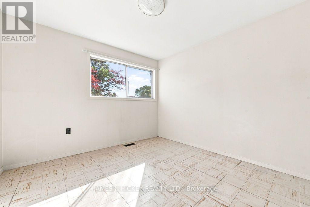 4 SHERIDAN COURT - 21