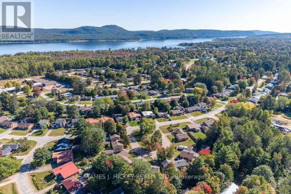 4 SHERIDAN COURT - 42