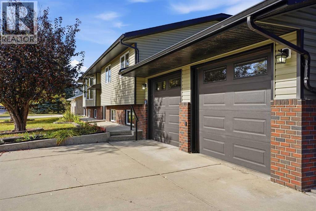 Listing photo – 12 Dickens Lane, Lacombe