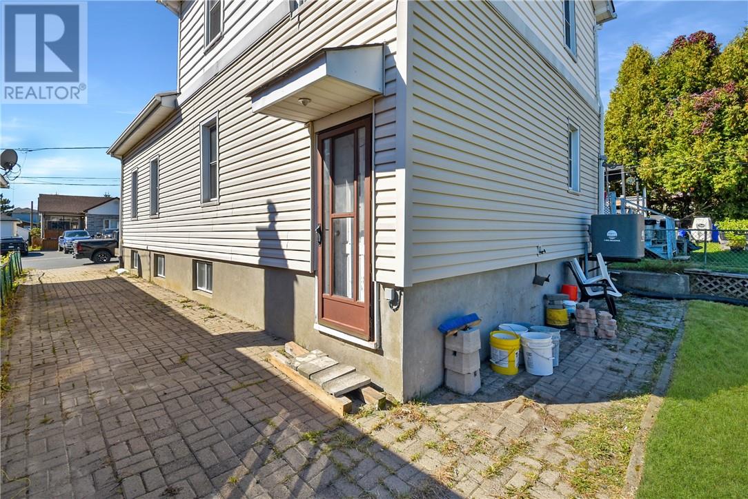 12 Gutcher Ave, Sudbury — photo 3