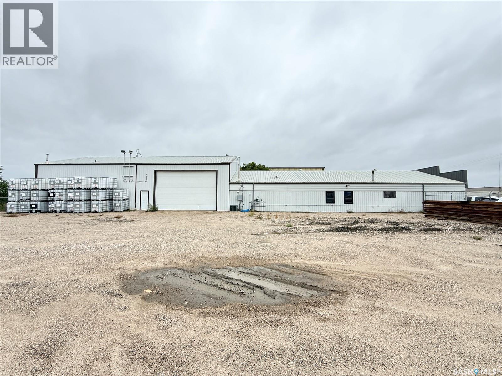 118 & 122 Perkins STREET, Estevan — photo 2