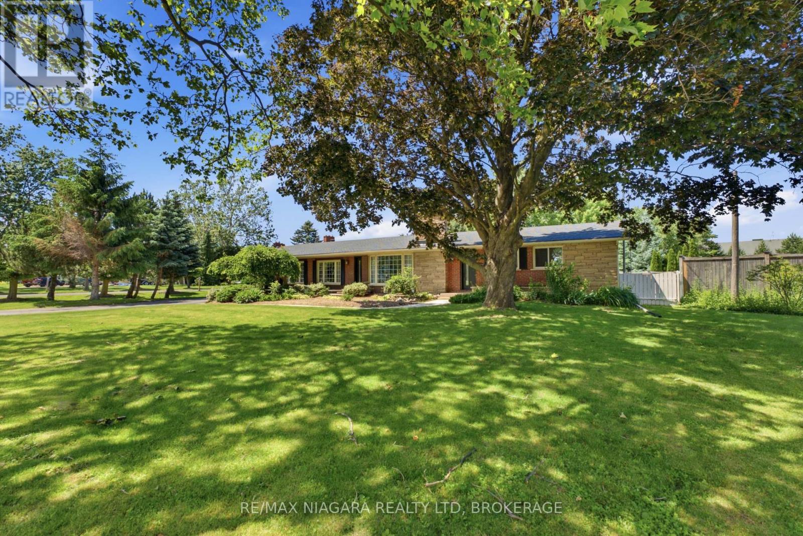 1042 Lakeshore photo 2