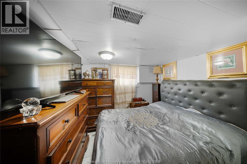 908 OAK STREET - Image 32